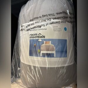 Room Essentials Reversible Microfiber Comforter - Gray & White - Twin/Twin XL